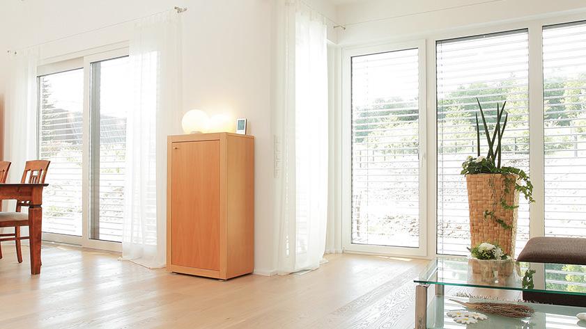 Schmaler Holzschrank Esszimmer Schmaler Schrank aus Holz im Esszimmer vor weißer Wand