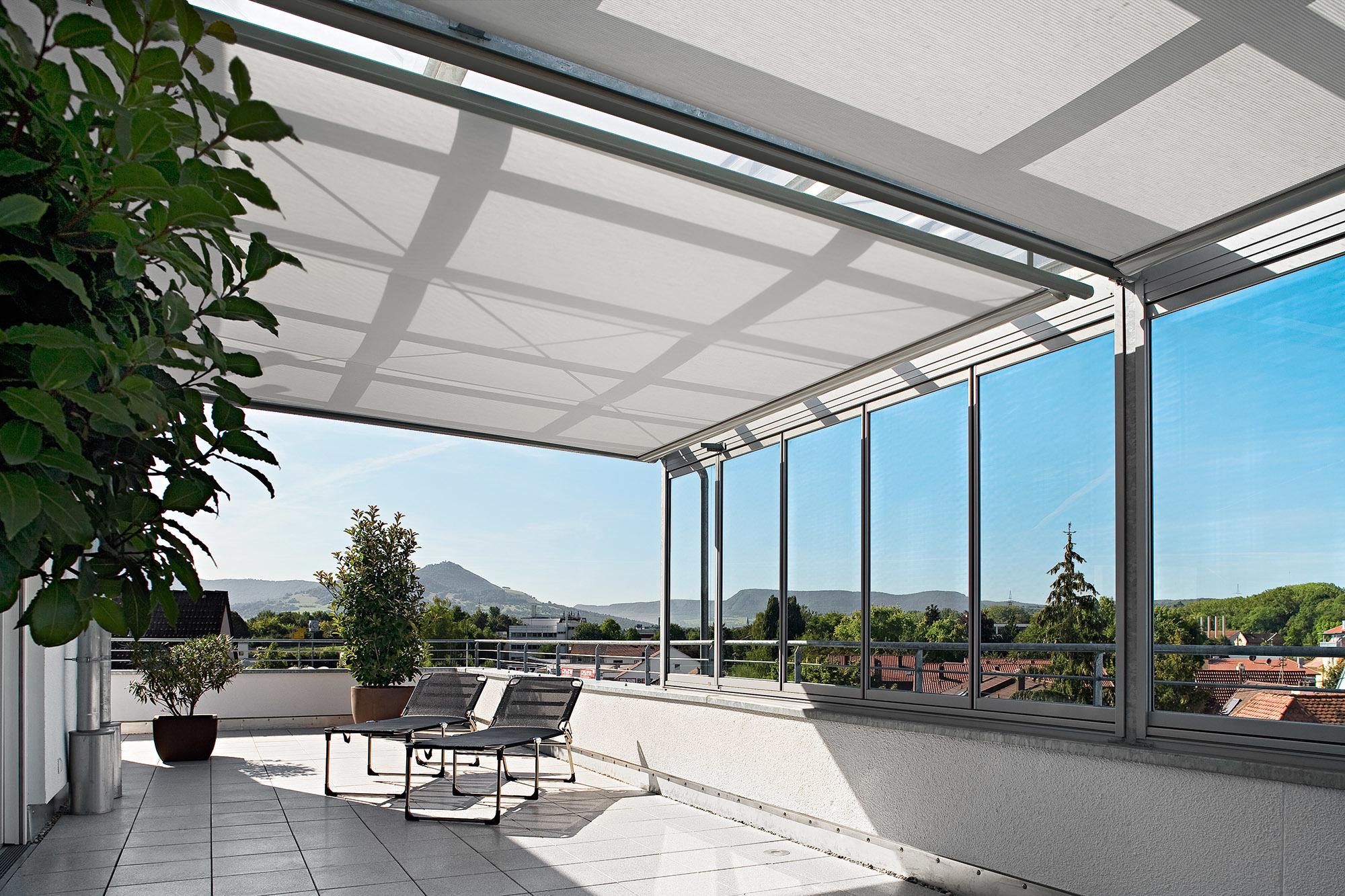 Heller Sonnenschutz für den Balkon Weißer Sonnenschutz / Markise über Balkon