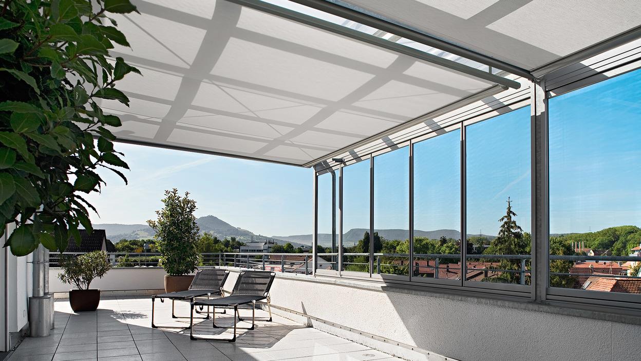 Heller Sonnenschutz für den Balkon Weißer Sonnenschutz / Markise über Balkon