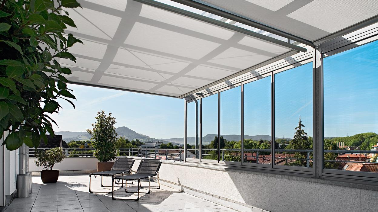 Heller Sonnenschutz für den Balkon Weißer Sonnenschutz / Markise über Balkon