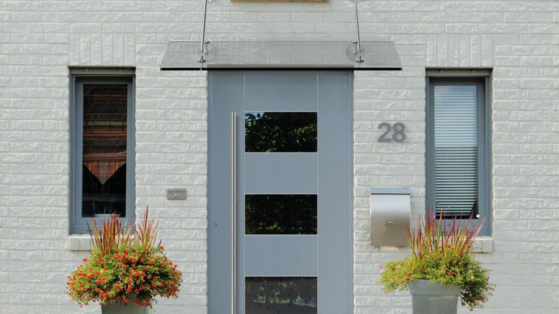 Glas Vordach über Haustür Kleines Vordach aus Glas über blauer Haustür