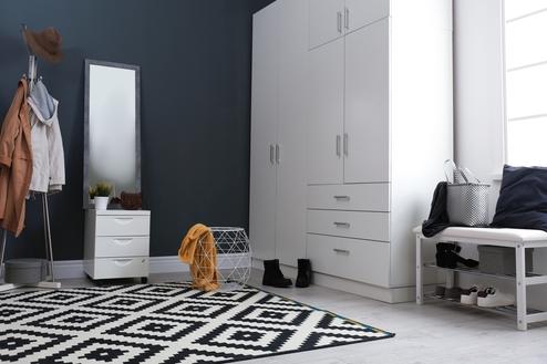 Wandschrank für den Ankleideraum mit viel Stauraum Wandschrank für den Ankleideraum